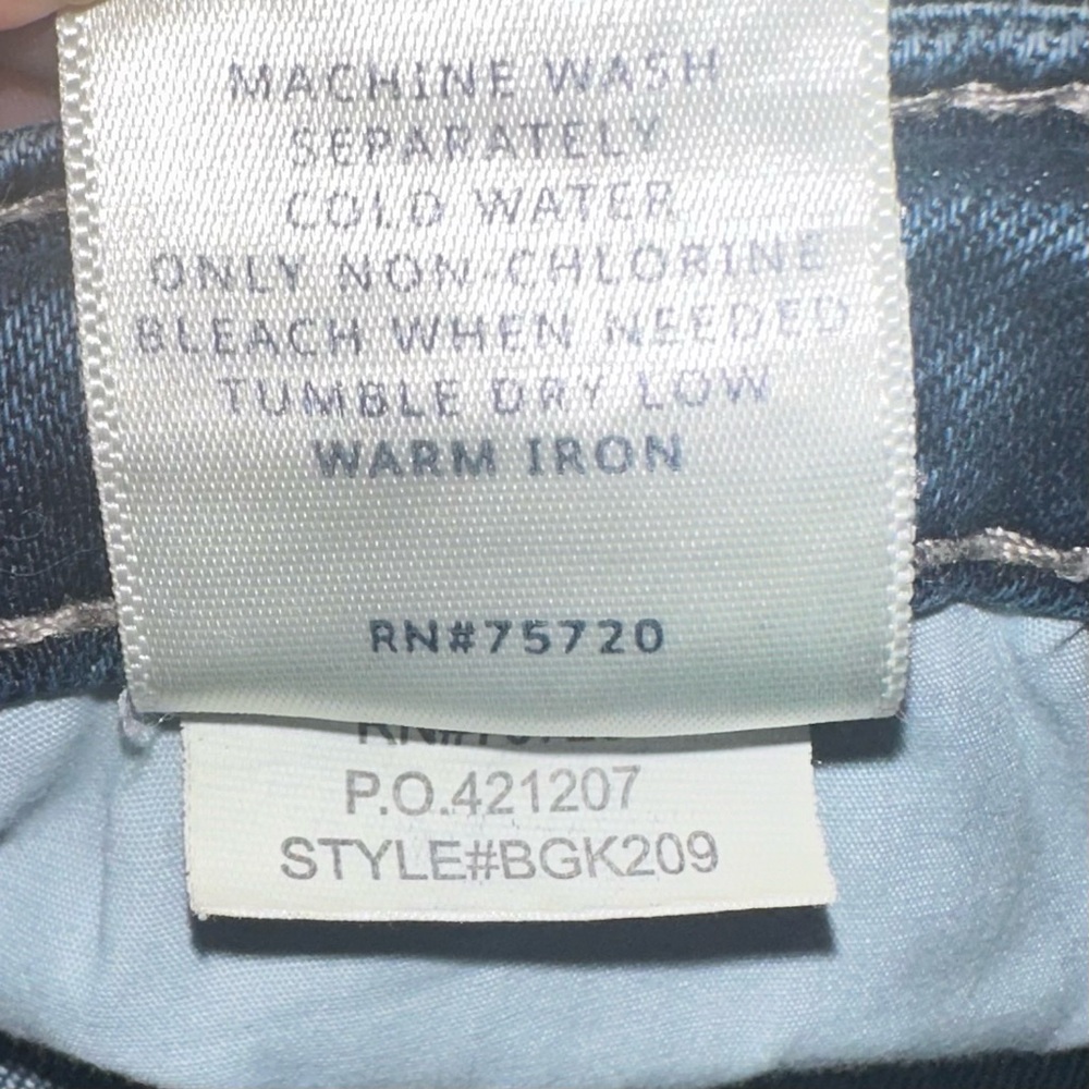 Buckle BKE Gabby Curvy Fit High Rise Capri Jeans Size 30 Stretch Dark Distressed - Picture 5 of 9